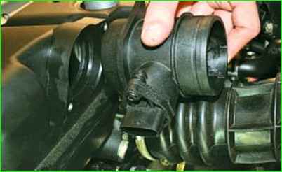 Снятие и установка корпуса воздушного фильтра