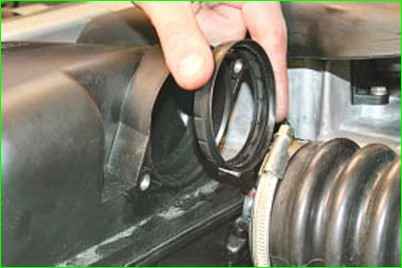 Снятие и установка корпуса воздушного фильтра