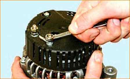 Проверка и замена регулятора напряжения Лада Приора