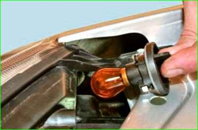 Замена лампочки указателя поворотов