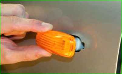 Замена лампы в повторителе поворотов