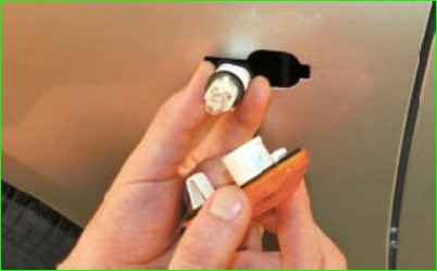 Замена лампы в повторителе поворотов