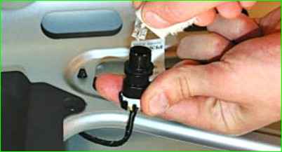 Замена лампы освещения номерного знака