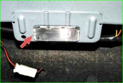 Замена лампы освещения багажника