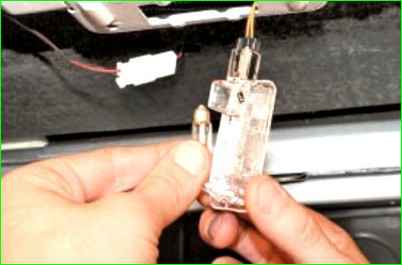 Замена лампы освещения багажника