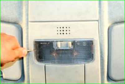 Замена лампы освещения багажника