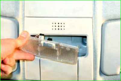 Замена лампы освещения багажника