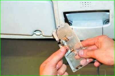 Замена лампы освещения багажника