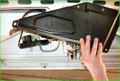 Замена фонаря освещения номерного знака