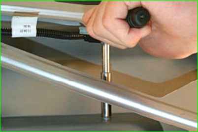 Замена фонаря освещения номерного знака