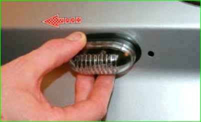 Замена фонаря освещения номерного знака