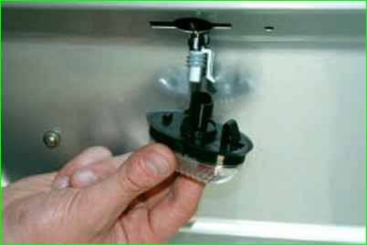 Замена фонаря освещения номерного знака