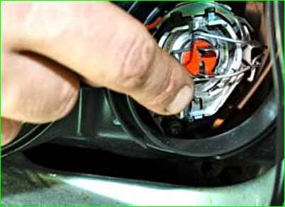 Замена лампочек ближнего света