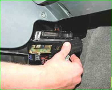 Замена предохранителей системы управления двигателем и реле дополнительного блока