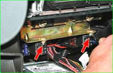 Замена предохранителей системы управления двигателем и реле дополнительного блока