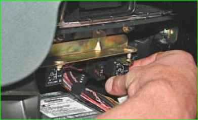 Замена предохранителей системы управления двигателем и реле дополнительного блока