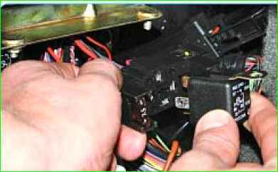 Замена предохранителей системы управления двигателем и реле дополнительного блока