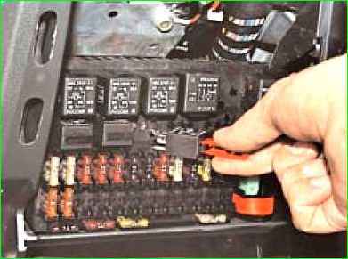 Предохранители и реле монтажного блока