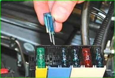 Замена предохранителей основного блока предохранителей