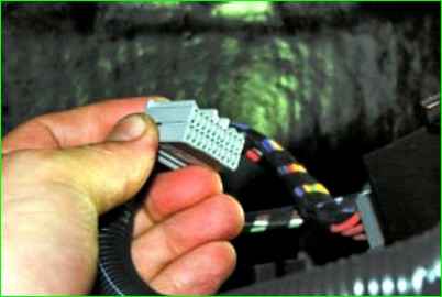 Aus- und Einbau eines Fenstersteuergerätes mit Doppelverglasung