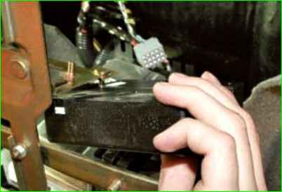 Aus- und Einbau eines Fenstersteuergerätes mit Doppelverglasung