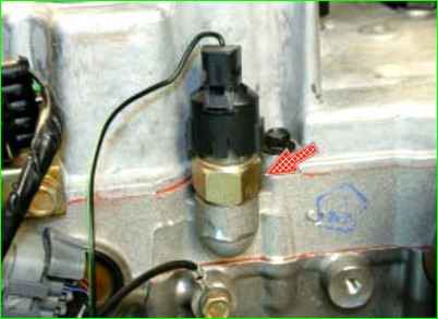 Замена датчика сигнальной лампы аварийного падения давления масла