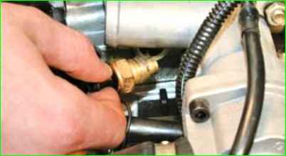 Замена датчика указателя температуры жидкости охлаждения