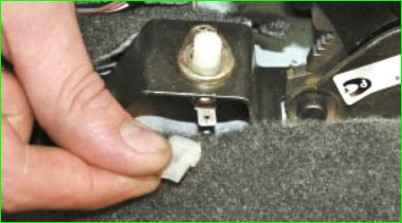 Замена выключателя контрольной лампы включения стояночного тормоза