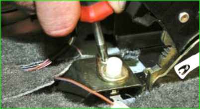 Замена выключателя контрольной лампы включения стояночного тормоза