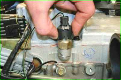 Замена датчика сигнальной лампы аварийного падения давления масла