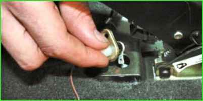 Замена выключателя контрольной лампы включения стояночного тормоза