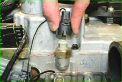 Замена датчика сигнальной лампы аварийного падения давления масла