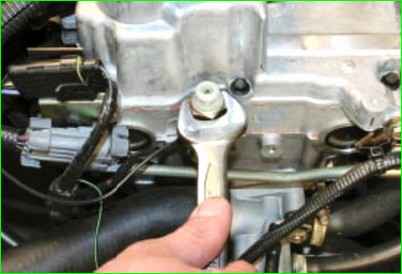 Замена датчика сигнальной лампы аварийного падения давления масла