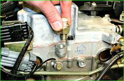 Замена датчика сигнальной лампы аварийного падения давления масла