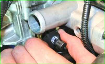 Замена датчика указателя температуры жидкости охлаждения