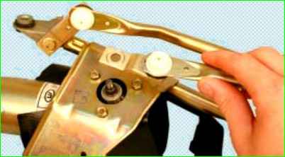 Снятие, разборка и установка очистителя ветрового стекла