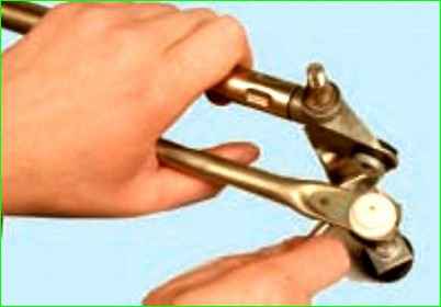 Снятие, разборка и установка очистителя ветрового стекла