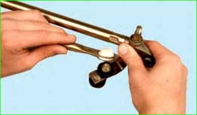 Снятие, разборка и установка очистителя ветрового стекла