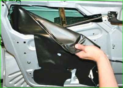 Снятие и установка обивки передней двери