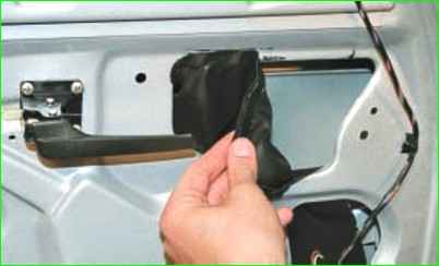 Снятие и установка обивки передней двери