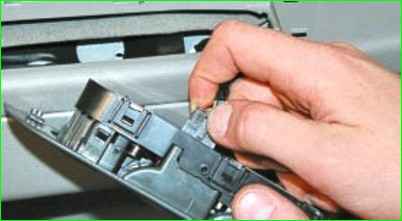 Снятие и установка обивки передней двери