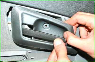 Снятие и установка обивки передней двери