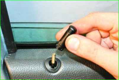 Снятие и установка обивки передней двери