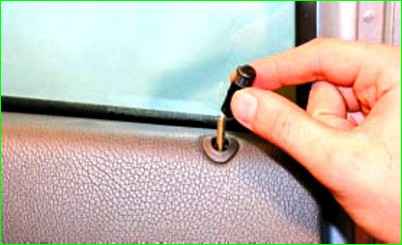 Снятие и установка обивки задней двери