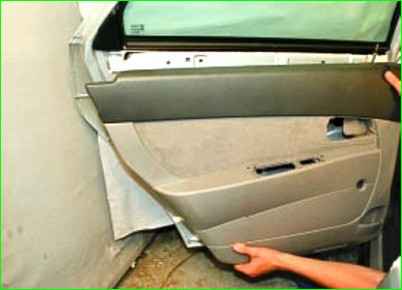 Снятие и установка обивки задней двери
