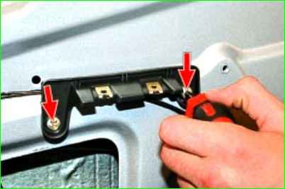 Снятие и установка обивки задней двери