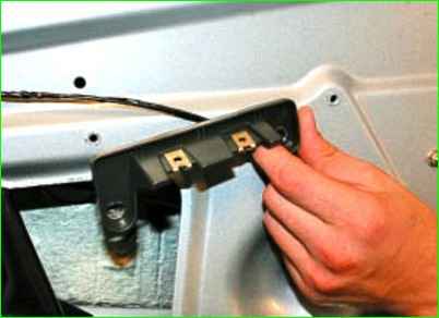 Снятие и установка обивки задней двери