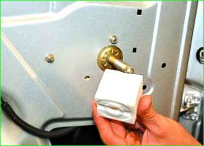 Снятие и установка обивки задней двери