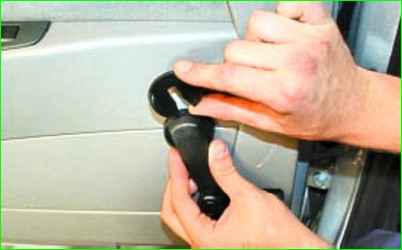 Снятие и установка обивки задней двери