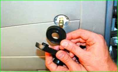 Снятие и установка обивки задней двери